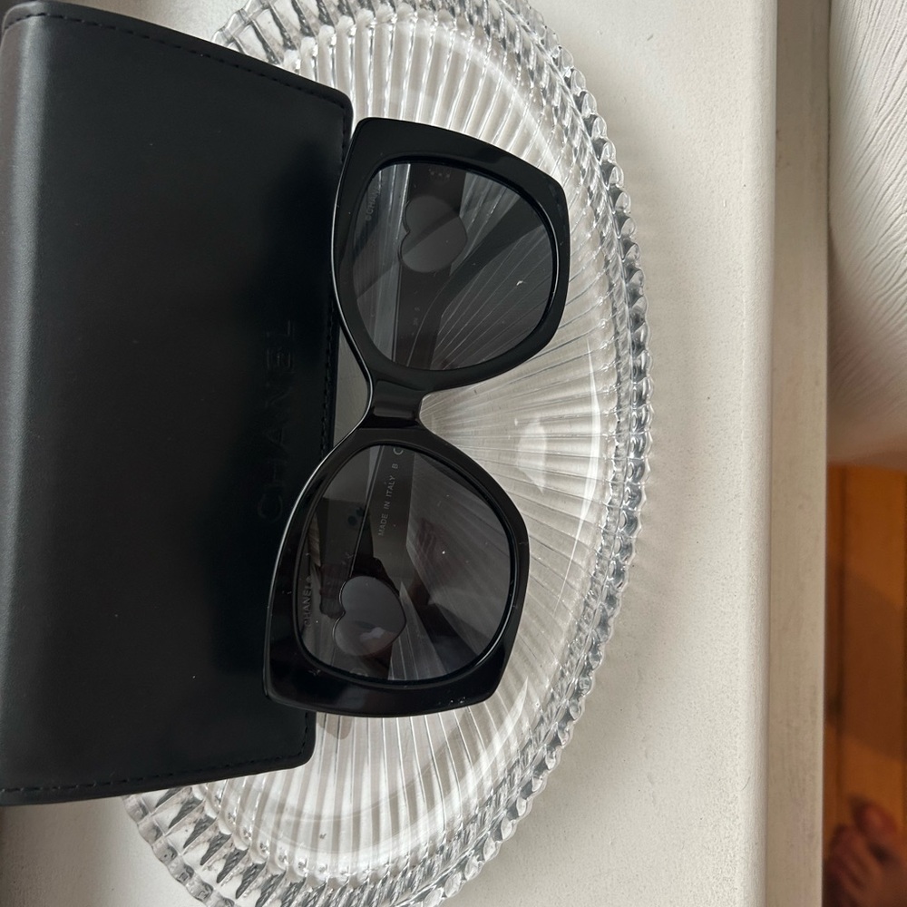 CHANEL Black Cat-Eye Sunglasses with Oversized Frames - Picture 8 of 9